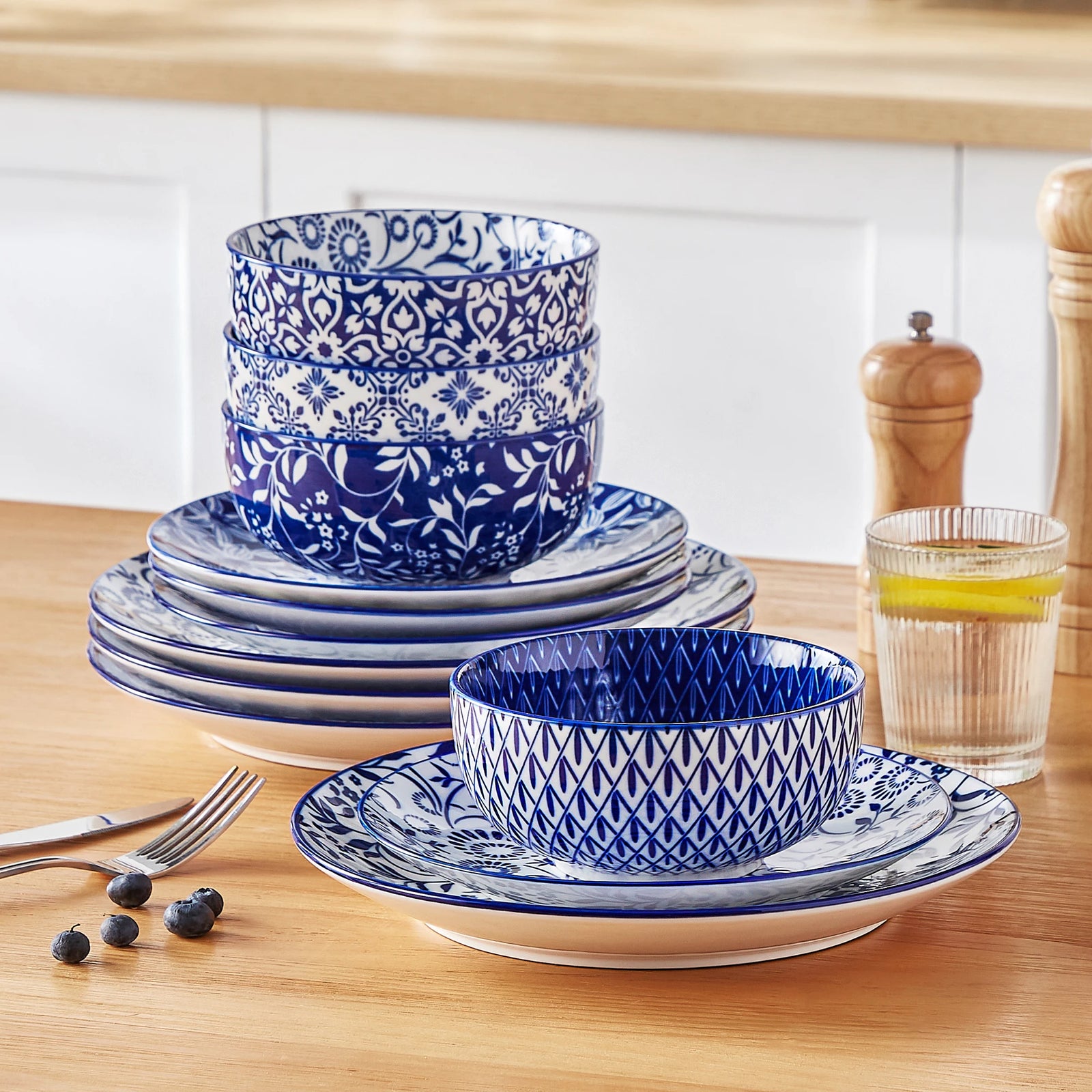 vancasso 12/24/36 Piece Chinese Blue and White Porcelain Plate Set Tableware Set with 4PCS Dinner Plate/Dessert Plate/Ceral Bowl